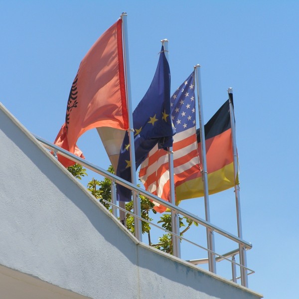 Német és amerikai pénzből épül a szálloda, természetesen ott dolgozó albánok adják